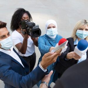 gros-plan-personne-interrogee-microphone-prenant-declarations_23-2149037856